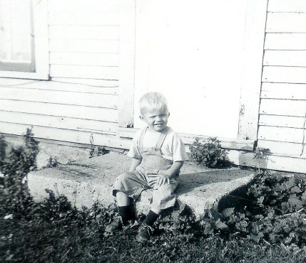 #109=Elliott on front step of Kiester farm; Spring 1958