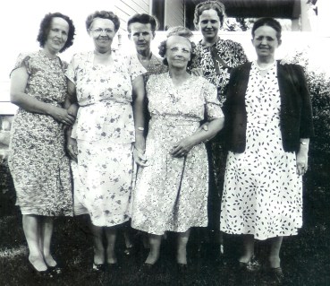 #320=Rogness (G. Sletten's maiden name) sisters; date unknown.