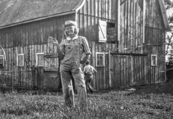 #909 Lillian NE of barn. Lowell behind. 1960