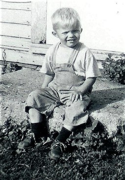 #109a=Elliott on front step of Kiester farm; Spring 1958