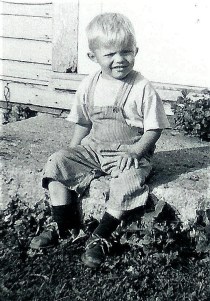 #109a=Elliott on front step of Kiester farm; Spring 1958