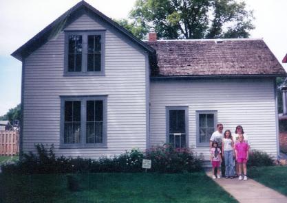 #569=Dad n girls, Ingalls home, SD; July 1998