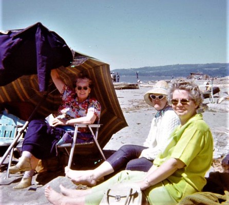 #997 7.1969 Mom n Doris at Woodland Bar