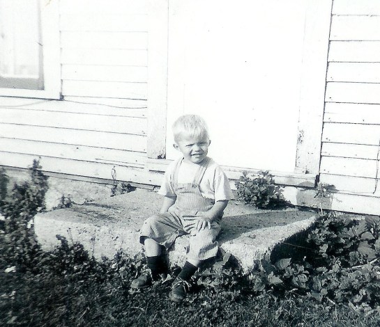#109=Elliott on front step of Kiester farm; Spring 1958