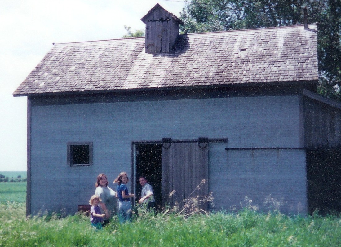 #192=Elliott &amp; girls by grainery; June 1998
