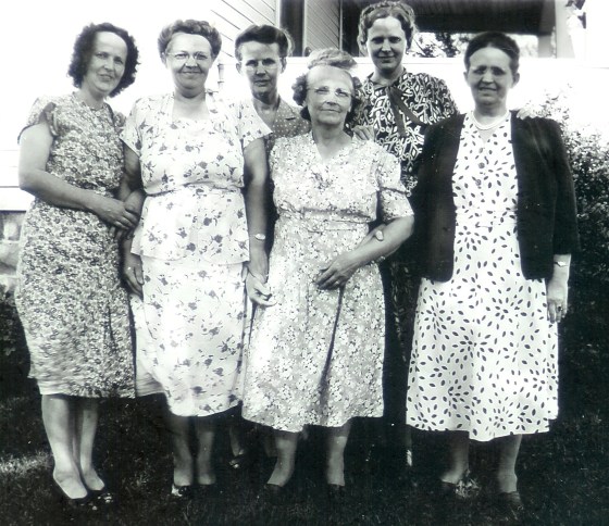 #320=Rogness (G. Sletten's maiden name) sisters; date unknown.